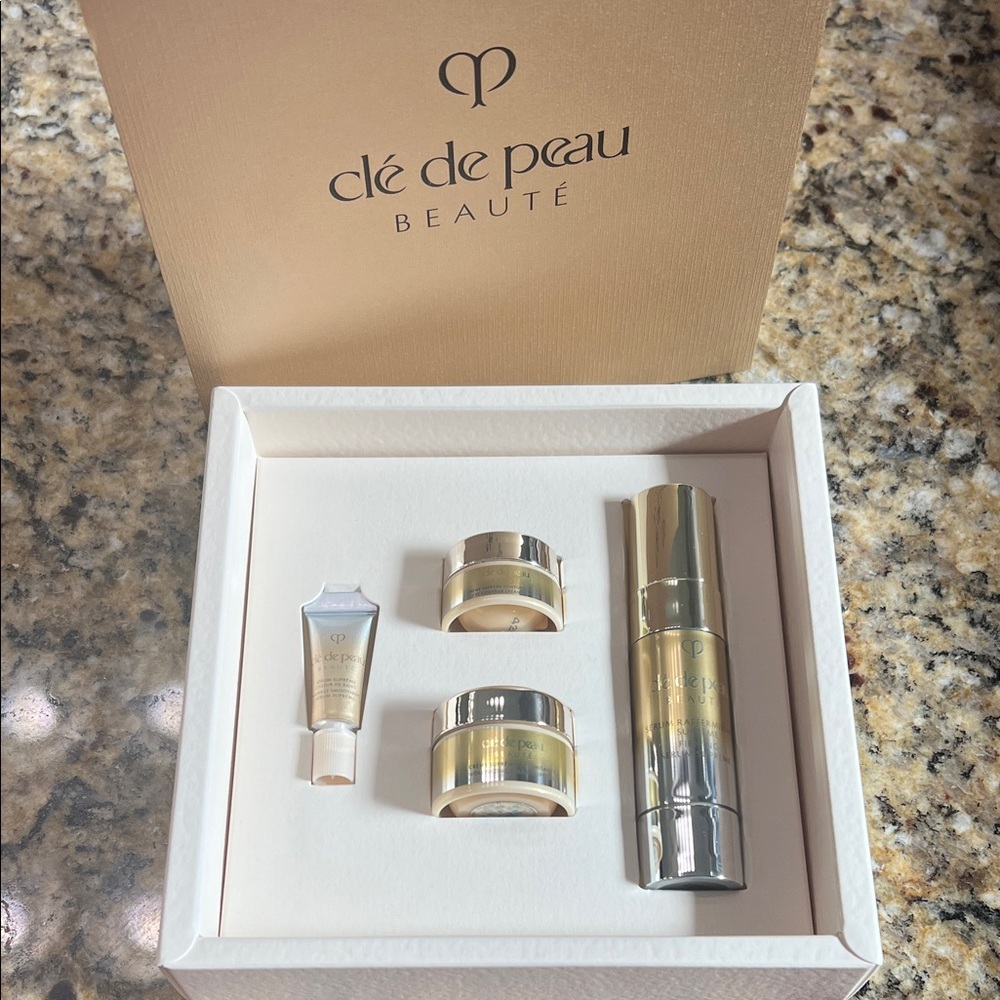 Clé de Peau Beauté Skincare Set